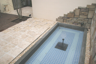 水場のある庭